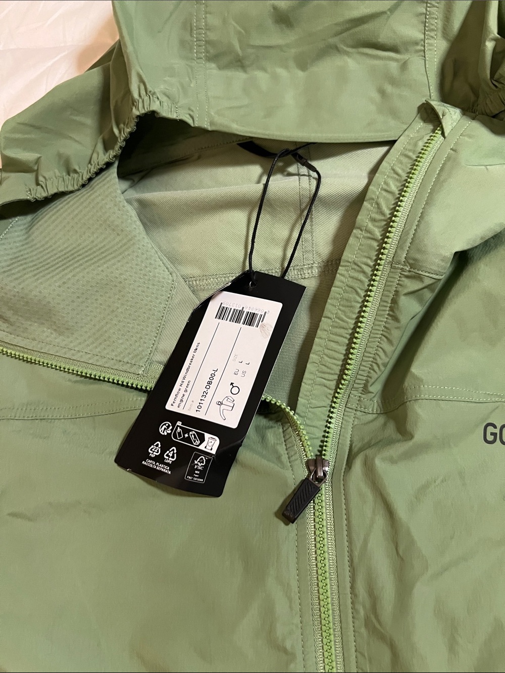 Gorewear Men's Lightweight Hooded Windbreaker — Green/ Fernflow - Picture 5 of 5